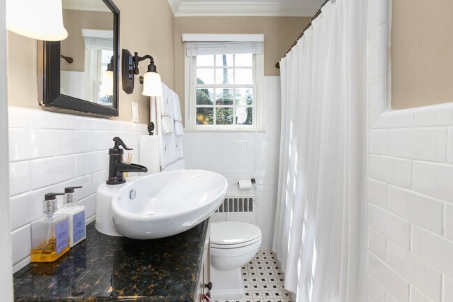 Building Photo - Stunning Irving Park 4 bedroom, 4 bathroom home in Greensboro!