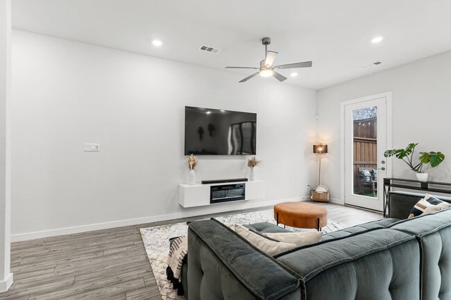 Building Photo - 2315 Rook Dr