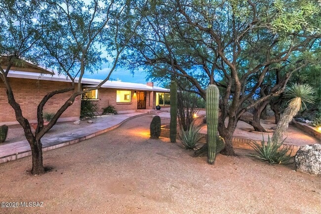 Building Photo - 5965 N Sabino Shadow Ln
