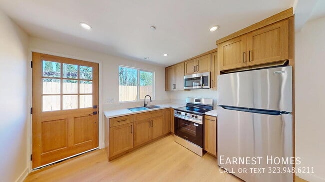 Building Photo - 6443 Satsuma Ave