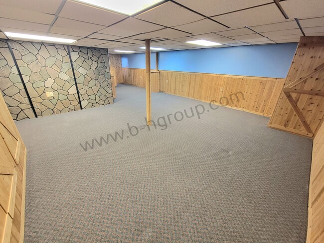 Building Photo - Great Location!