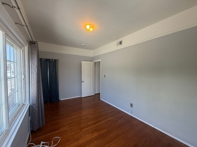 Building Photo - Beautiful 2 bedroom 1 bathroom upstairs ap...