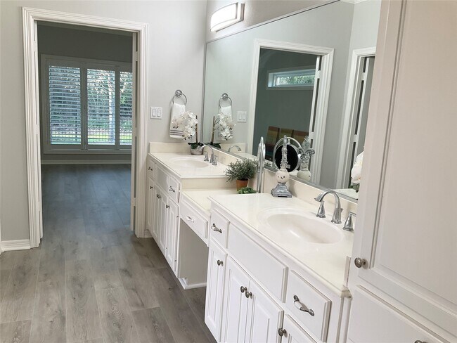 Building Photo - 25818 Overlake Dr