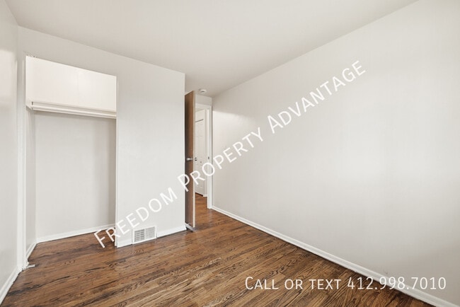 Building Photo - 2540 Park Hill Dr