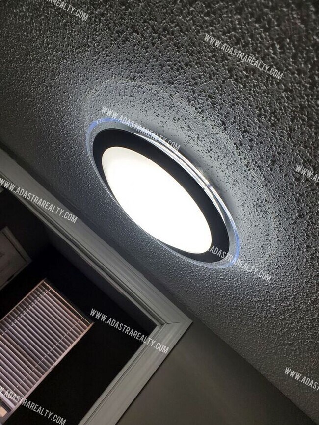 Building Photo - Gorgeous Modern Shawnee Townhome!! So much...