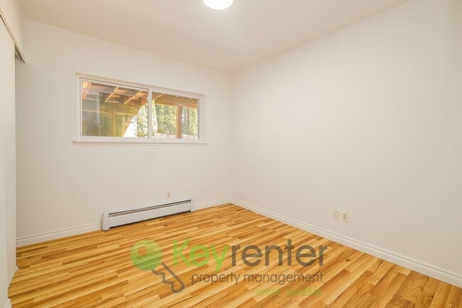 Building Photo - Versatile 5 Bedroom Retreat with Office and Outdoor Living in Burien