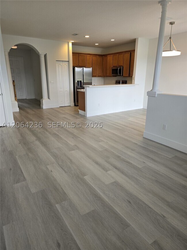 Building Photo - 331 River Bluff Ln