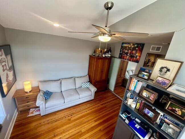 Building Photo - 3700 N Hermitage Ave