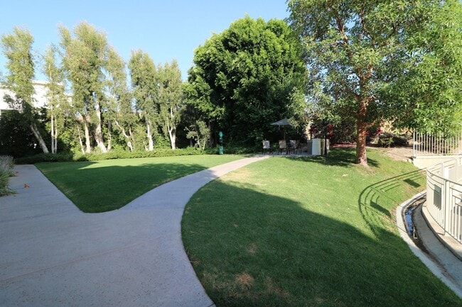 Building Photo - Gated Bella Montagna's  1/bedroom condo in Woodland Hills!