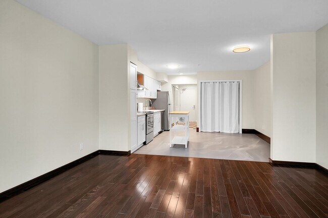 Building Photo - 0bd/1ba Bellevue Condo