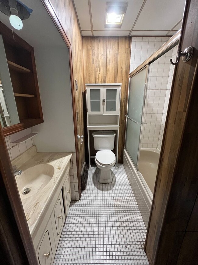 Building Photo - 2 Bedroom 2 Bathroom in Popular Baker Dist...