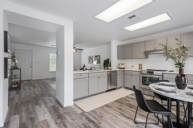 Building Photo - Beautiful 4 bd/2 ba renovated home in Sout...