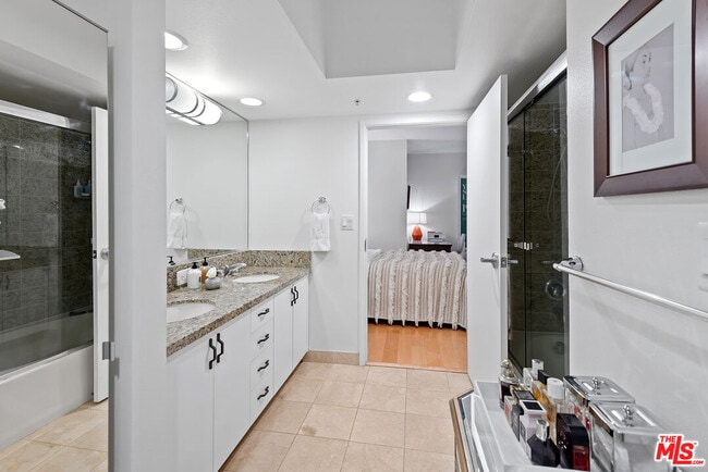 Building Photo - 13700 Marina Pointe Dr