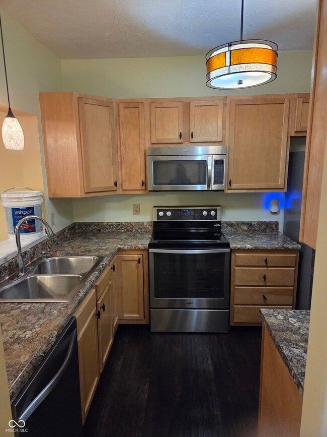 Building Photo - 1012 Grovewood Dr