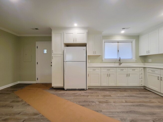 Building Photo - Renovated brick rancher in Southside.