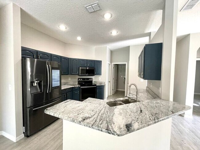 Building Photo - Gorgeous 3/2 Pool Home in Apopka's Parkside at Errol Estate!