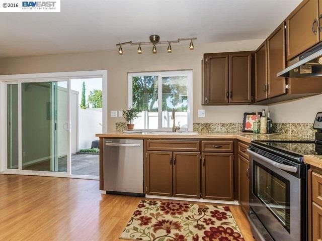 Building Photo - Park like end unit, move in condition with...