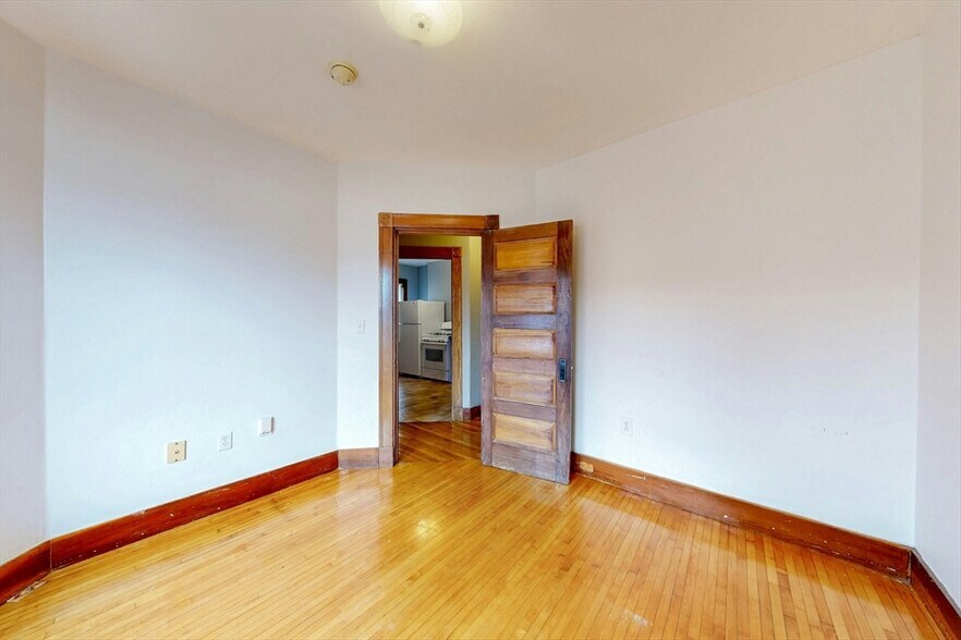 Building Photo - 76 Belden St