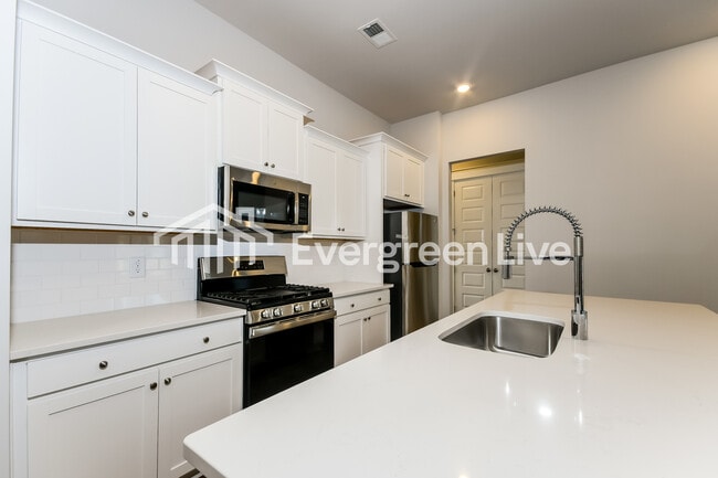 Building Photo - 134 Bloomsbury St