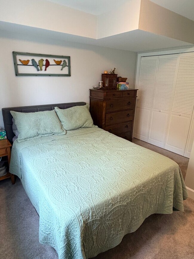 Building Photo - Executive 5 bed/4 bath home, POOL with pool service, decks with VIEWS, two kitchen/living room ar...