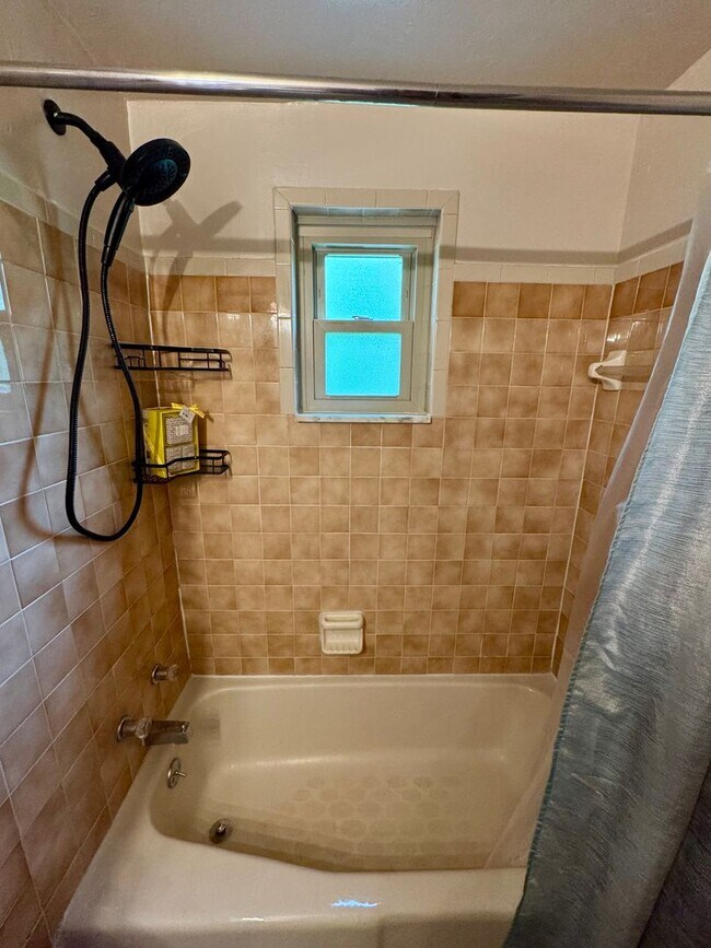 Building Photo - Charming 2-Bed 1-Bath Home in Avalon!