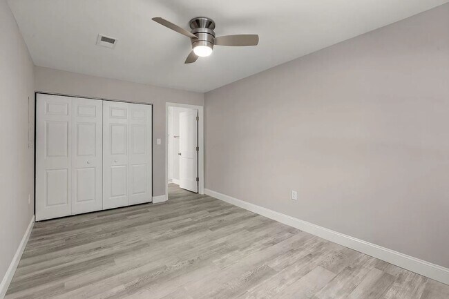 Building Photo - Modern Comfort Meets Suburban Convenience ...