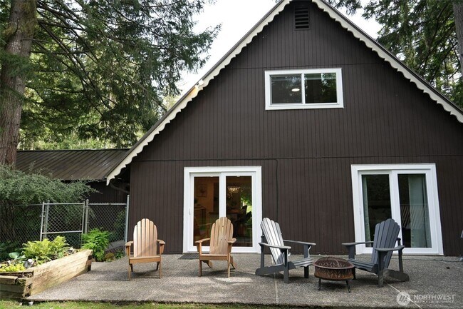 Building Photo - Spacious Country Home on Nearly 2 Acres!