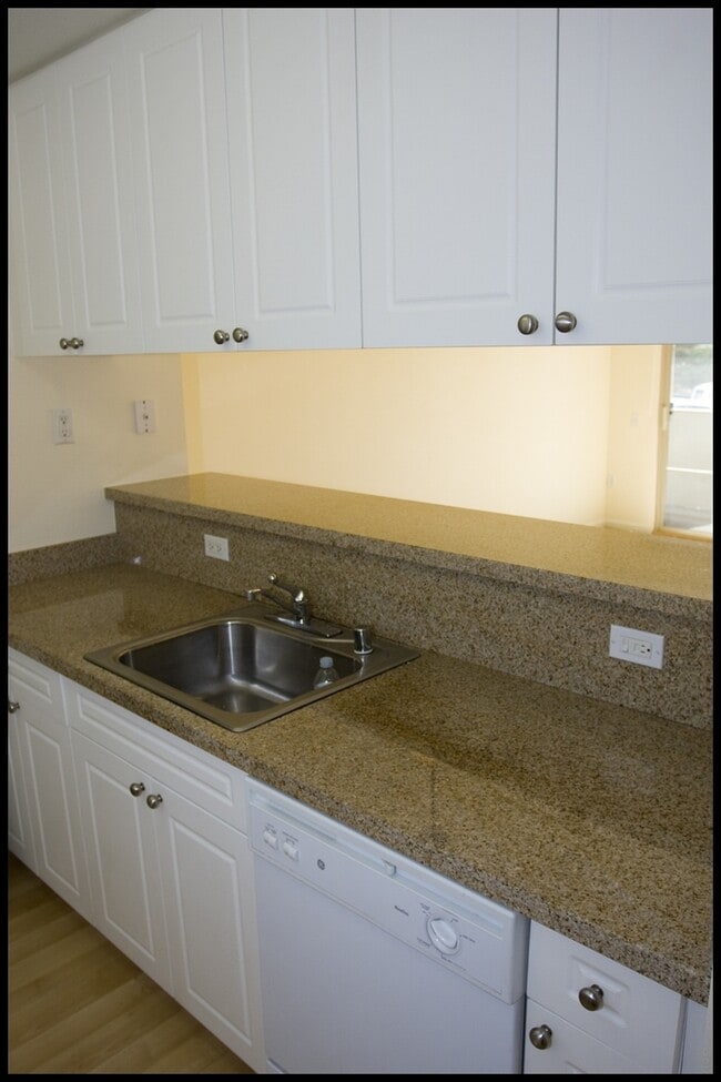 Building Photo - Gorgeous One Bedroom Condo in DownTown of ...
