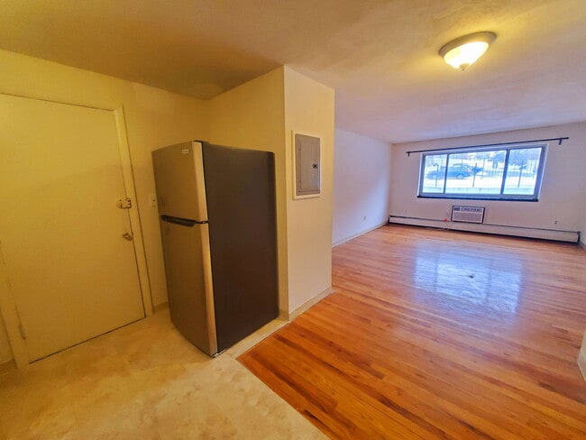 Building Photo - 245 Kelton St