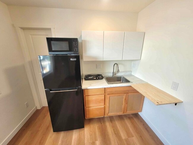 Building Photo - 1550 Encino Dr