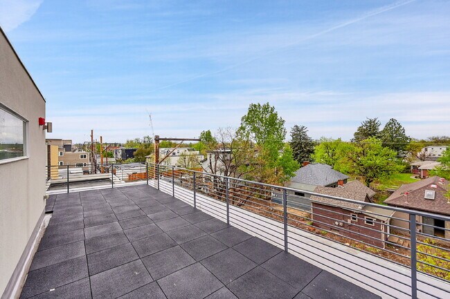Building Photo - $3,495 = 2 Bed, 2 Bath Townhome in Denver ...