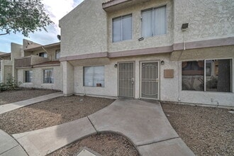 Building Photo - 3840 N 43rd Ave