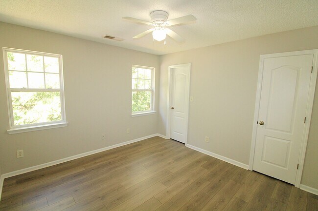 Building Photo - 3 Bedroom Home with a 1 Car garage!