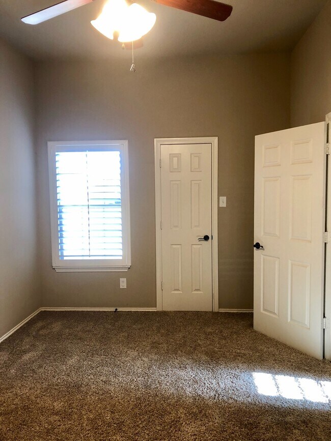 Building Photo - 4 Bedroom in South Lubbock