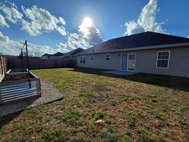 Building Photo - Beautiful home close to post