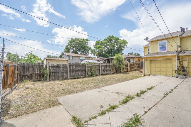 Building Photo - $2,465.00, 2 bed, 1.5 bath, located in Denver