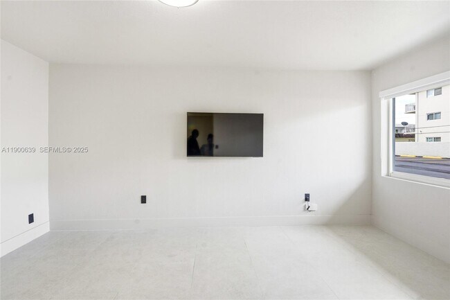 Building Photo - 13200 NE 7th Ave