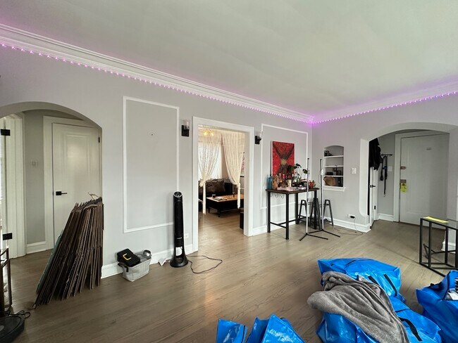 Building Photo - 1352 W Carmen Ave