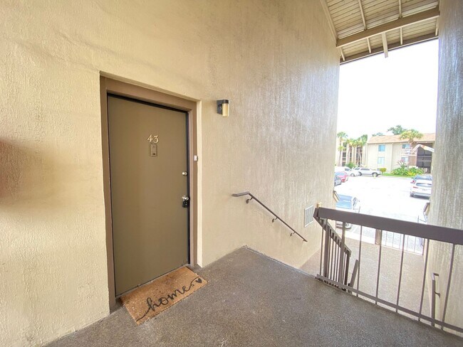 Building Photo - SANDY COVE CONDO - 1BR/1BA WITH BALCONY