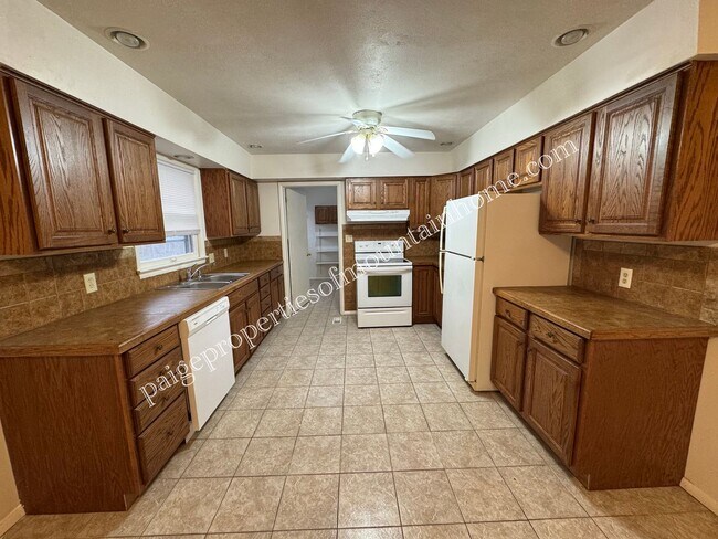 Building Photo - 3 Bedroom/2 bath home in Mountain Home