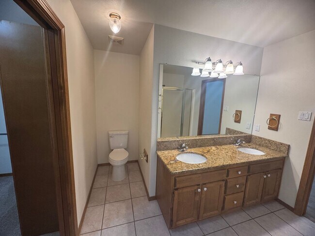 Building Photo - 3Bd 2Bth Home in the Sought-after Colonial...