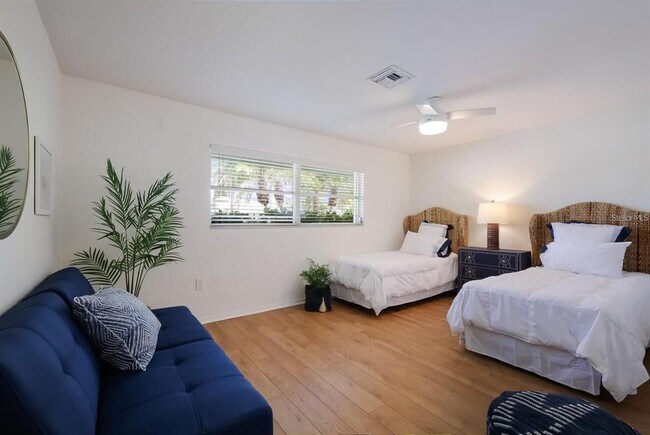 Building Photo - 567 Bird Key Dr