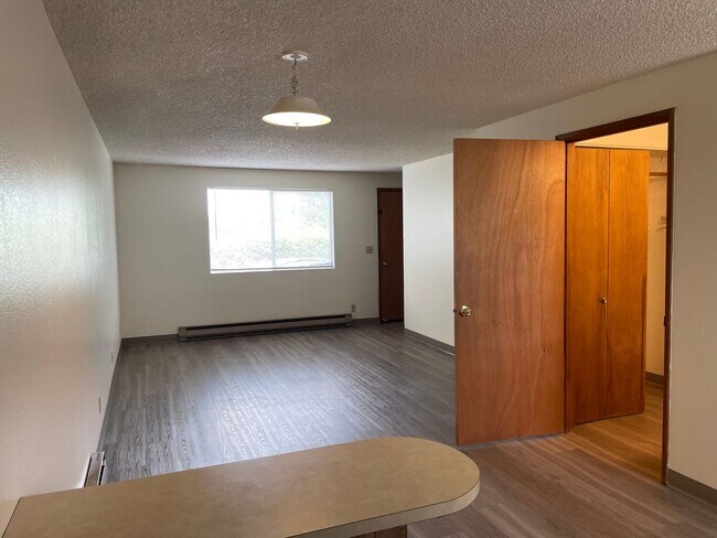 Building Photo - Very Nice 2 Bedroom 2 Bath TownhomBrand New Flooring and Fresh Paint1