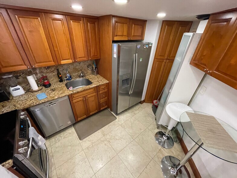 Building Photo - 999 Brickell Bay Dr