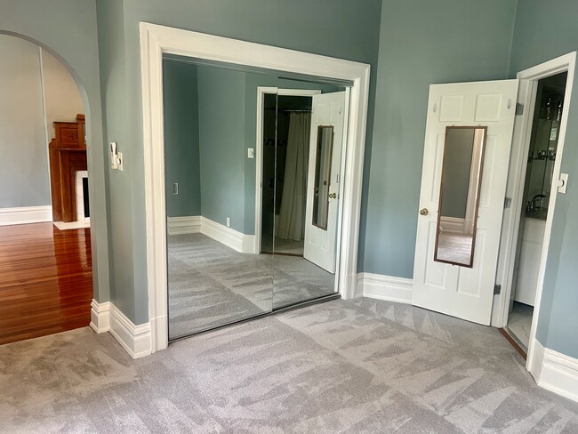 Building Photo - 4124 W Pine Blvd