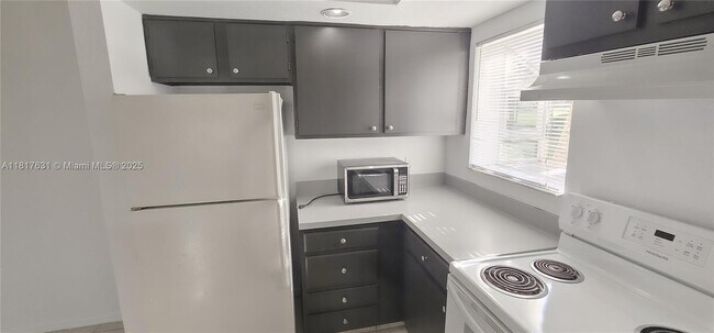 Building Photo - 3380 Pinewalk Dr N