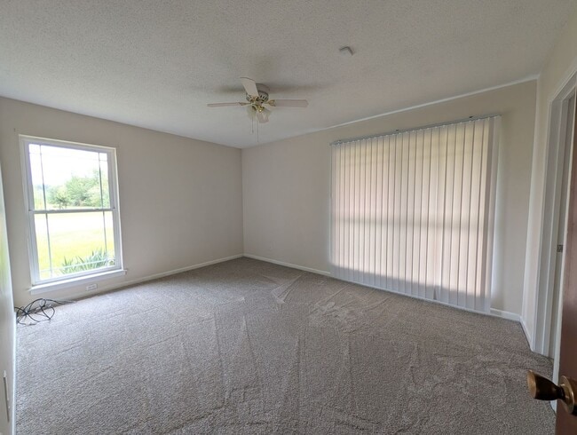 Building Photo - Summit Duplex