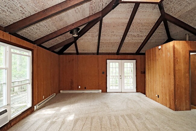 Building Photo - Private & Peaceful Living on 3 Wooded Acres