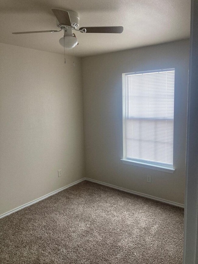 Building Photo - Spacious open concept duplex