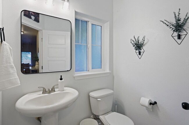 Building Photo - Well maintained 4 bedroom 2.5 bath home in...